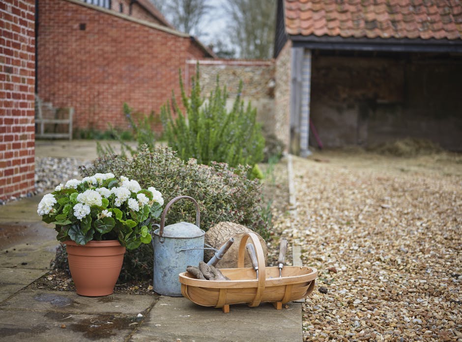 Artificial cream geranium patio tub with gardening trough
